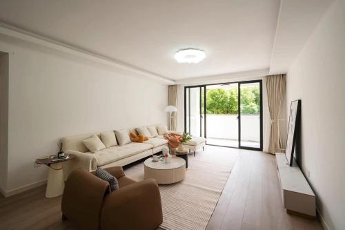 Eastern Hub - Zhongshan Park Branch Kaixin Haoyuan Subway 100 meters away bustling commercial area