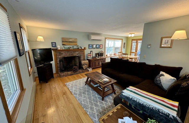 Eastham Classic Cape Cod style residence, beds made, pets by interview!