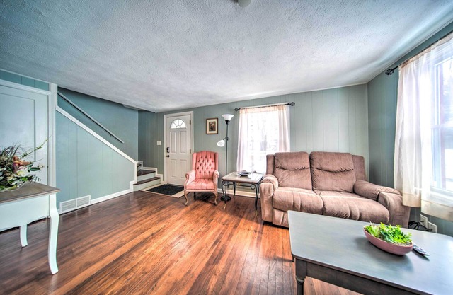 Eastlake Home w/Patio < 1 Mi to Lake Erie!