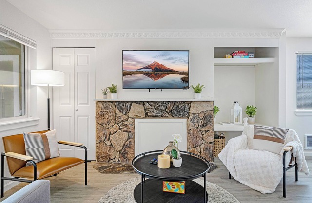 Easy Commute 4 beds Condo Steps from Scenic Trails
