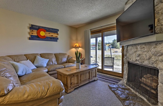 Eat, Sleep, Ski! Rustic Mtn Condo: WiFi,TV, HotTub