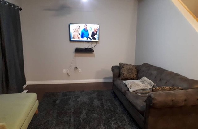 Eazi Queen Bedroom Su