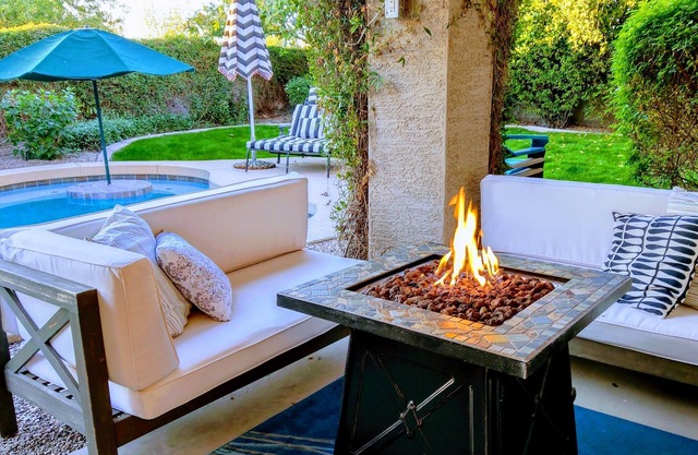 !Eco-friendly House - PHX area. 4 BR/3BA w/pool & spa great Chandler Location!