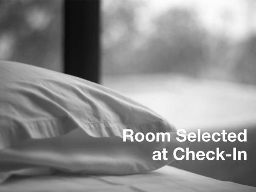 Econo Lodge Inn & Suites