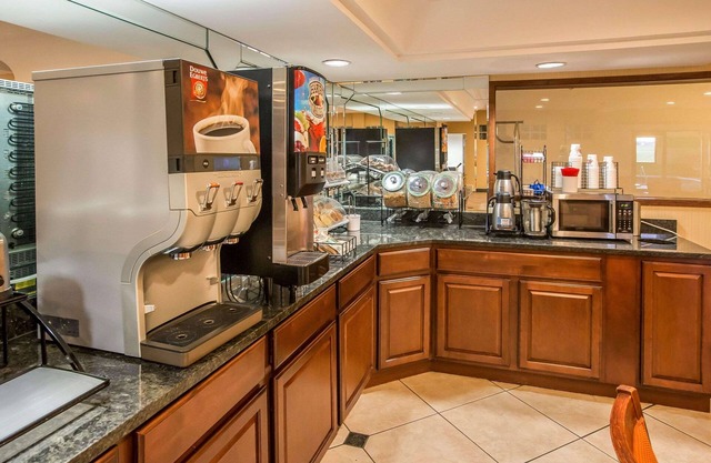Econo Lodge Inn & Suites Monroe