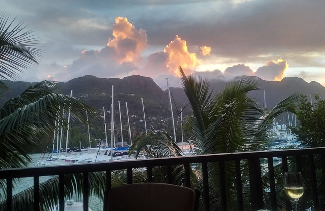 Eden Island Marina Apartment -with Golf Cart, WIFY, Sat TV +Pool