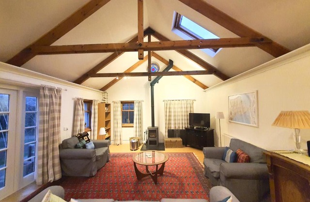 Edinburgh 2-Bedroom Cottage with Parking - Ground Floor