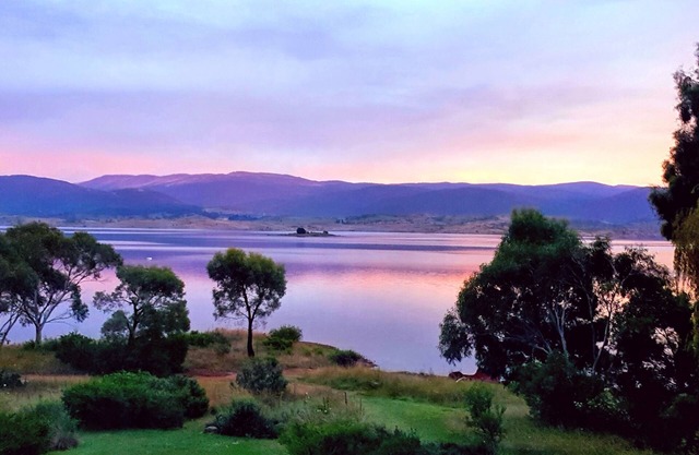 Edzell - Waterfront Luxury on Lake Jindabyne in the Australian Snowy Mountains