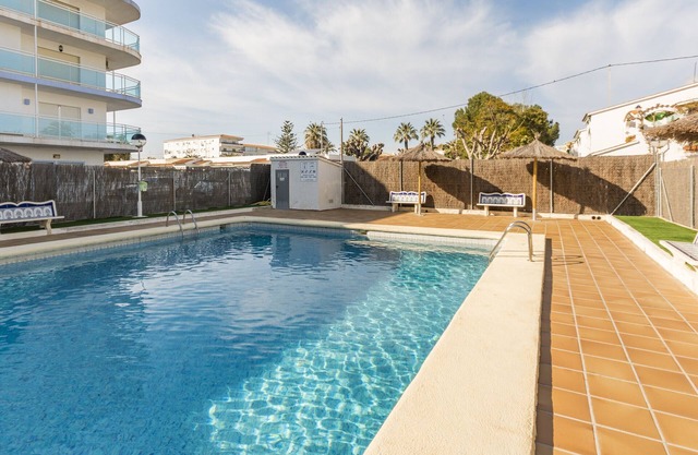 EGEU - Bright apartment with shared pool and free WiFi.