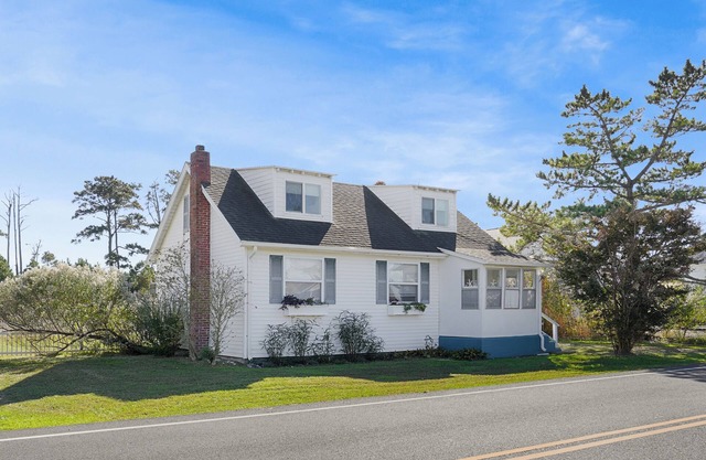 Egret's Walk - Charming Cottage on North Main!