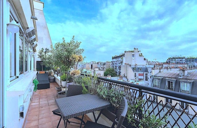 Eiffel Tower Apartment with Terrace