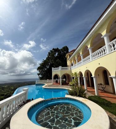 El Castillo Tropical