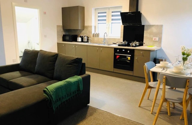 ELD1 - Large 2 bedrooms, Complimentary Netflix & Parking