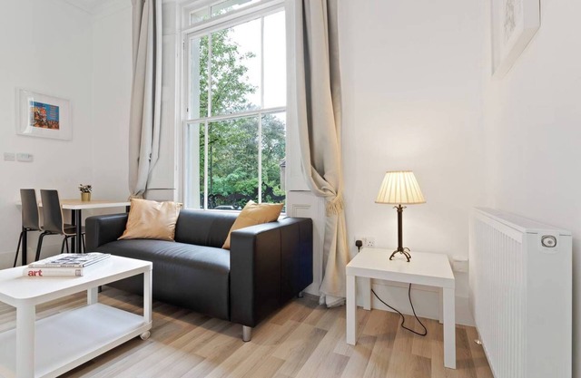 Elegant 1-Bed apt w/Juliet Balcony in Brixton