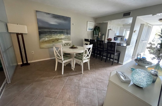 Elegant 1 Bedroom Ft. Myers Condo w/swimming pool (long term rents available)
