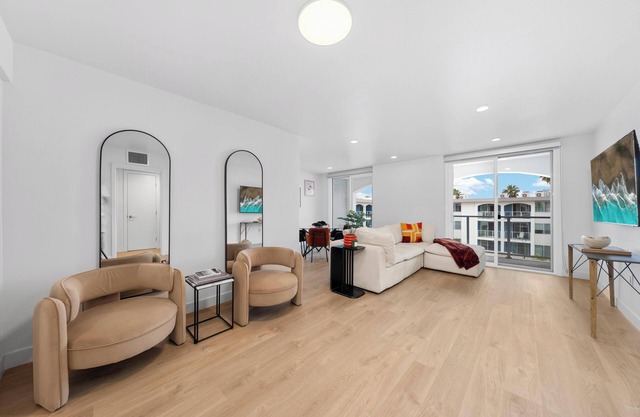 Elegant 1BR Walk to Boats, Beach & Cafés