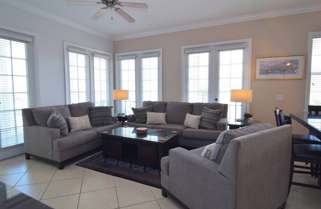 Elegant 3 bed/2 bath Top Floor Condo, Wraparound Balcony, Disney 7 miles!