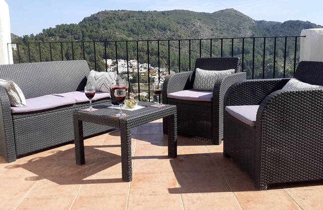 ELEGANT 3 BED HOUSE NEAR PEGO, PRIVATE WITH FANTASTIC VIEWS, SHARED LARGE POOL