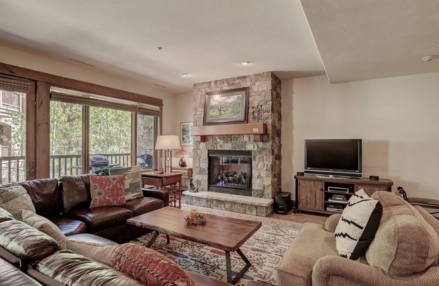 Elegant 3BR Condo, steps from the Chairlift!