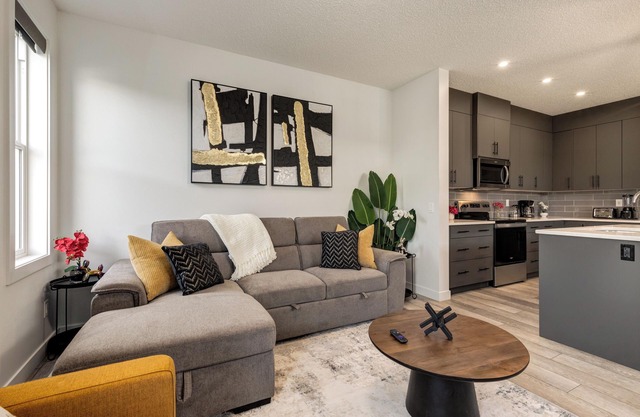 Elegant 4 Bdrm House - AC | Garage | Pet Friendly