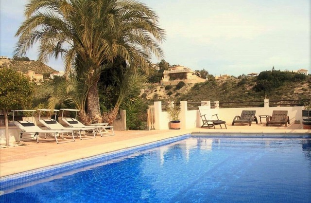 Elegant & Affordable Villa, Private swimming pool sleeps 4 to 10 adults