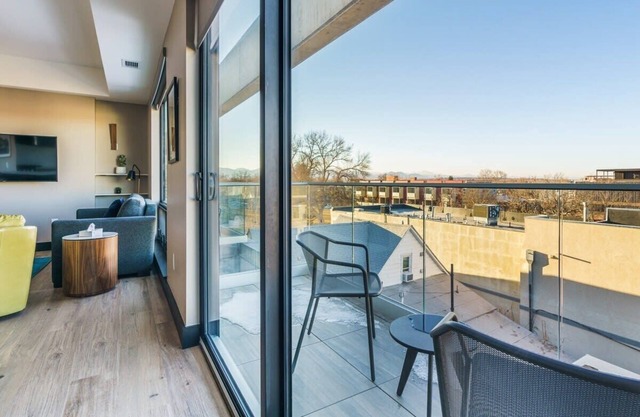 Elegant & Bright Apt W/Balcony And Roof Top Patio
