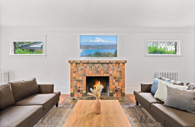 Elegant Capitol Hill Home 8BR Near Parks & Dining