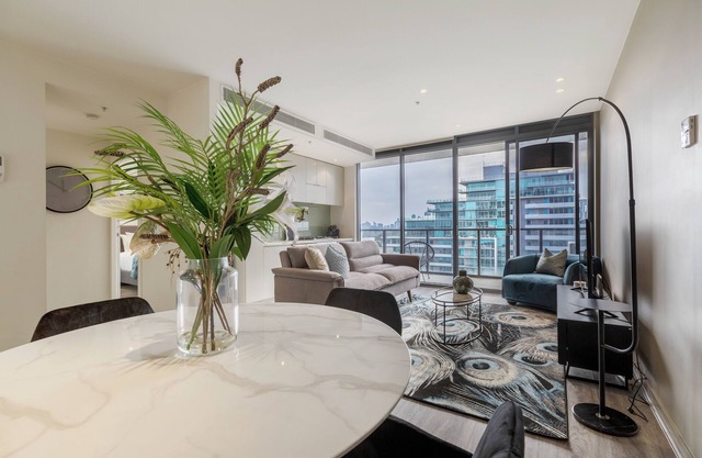 ◤Elegant City Fringe Condo w Pool & FREE Parking◢
