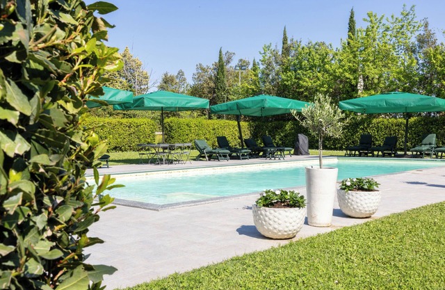 Elegant country house with private pool for families and large groups of friends
