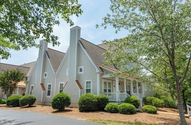 Elegant Family Cottage in Gated Area – Close to Busch Gardens & More
