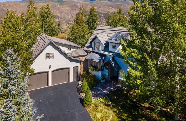 Elegant Getaway | Hot Tub, Gourmet Kitchen | 20 Mins to Vail
