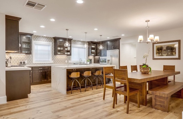 Elegant Home w/Lrg Jacuzzi & 3 King EnSuites