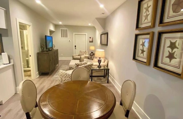 Elegant King Bed Apartment In Quiet Neighborhood