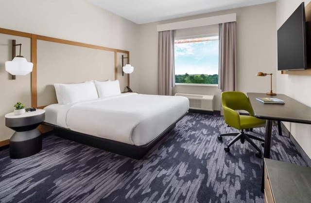 Elegant King Getaway: Fairfield Inn, Perfect for Couples, Pets Allowed