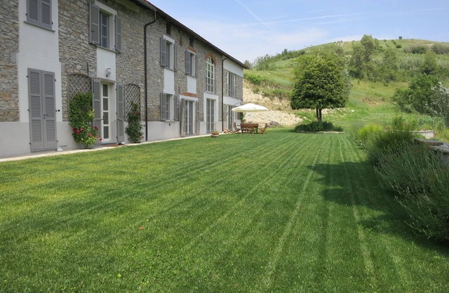 elegant large private farmhouse in the vineyards with new swimmingpool