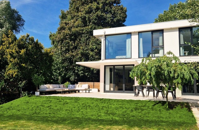 Elegant Luxury Villa with Spacious Garden - Perfect for Families and Friends