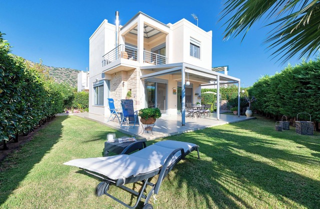Elegant maisonette with Garden, steps to the Beach