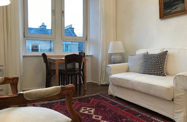 Elegant Modern 1BR Near Center, Trains - 5mn walk