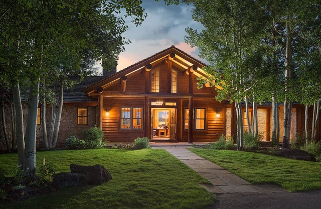 Elegant mountain retreat, stunning panoramic views