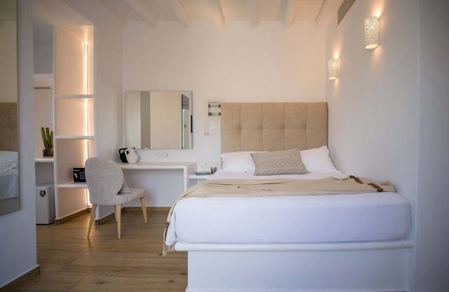 Elegant Mykonos Suite | Contemporary.