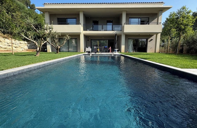 Elegant new 250 m² duplex with garden, swimming pool and spa, a stone's throw from the center of town