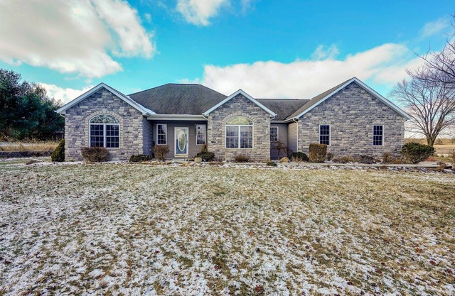 Elegant Pataskala Home w/Hot Tub & Fire Pit!