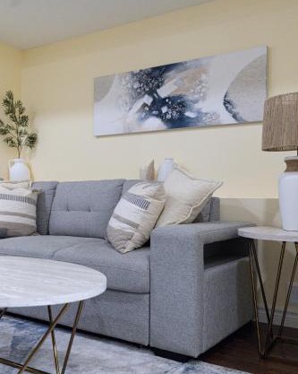 Elegant & Private Apartment - Short Walk From Downtown