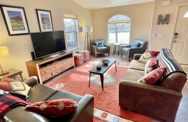 Elegant, Rustic: 2 king beds, 3 bd, 2 bath, private yard, community pool & spa