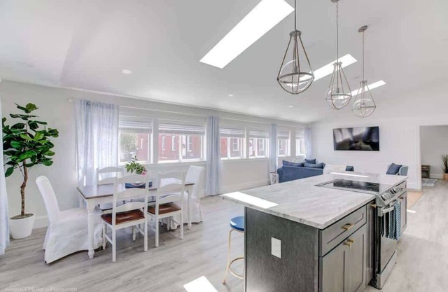 Elegant Thames St. Loft w/View of Town and Harbor