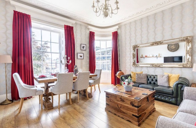 Elegant Townhouse in Central Ayr. Close to Racecourse, Beach & Golf Facilities