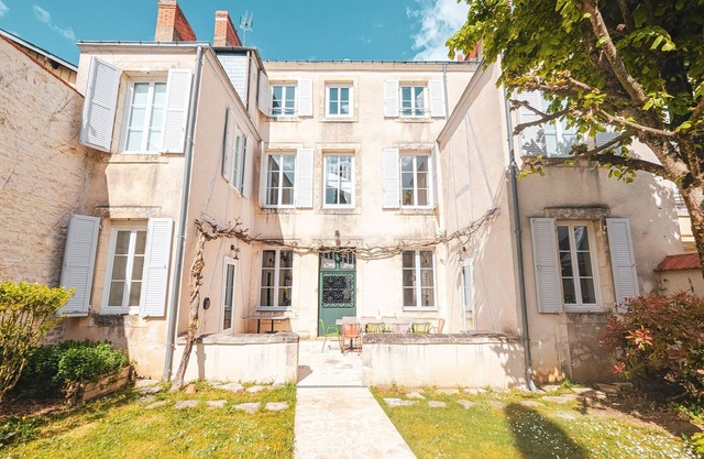 Elegant Townhouse with Private Garden, Spa & Free Parking in Châteauroux