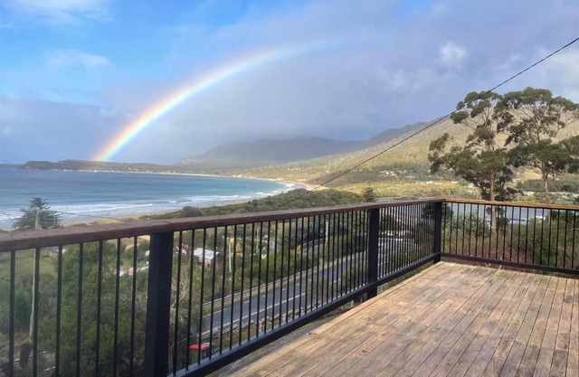 Elevated 3BR, ocean views, pool table, Pirates Bay
