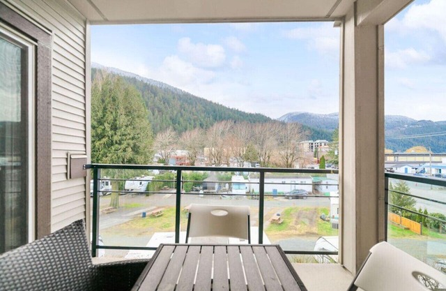 Elevated Escapes: 2BR Overlooking Mountain View!