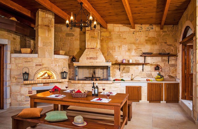 Elia Villa 6, with pool near the sea, taverns & Heraklion